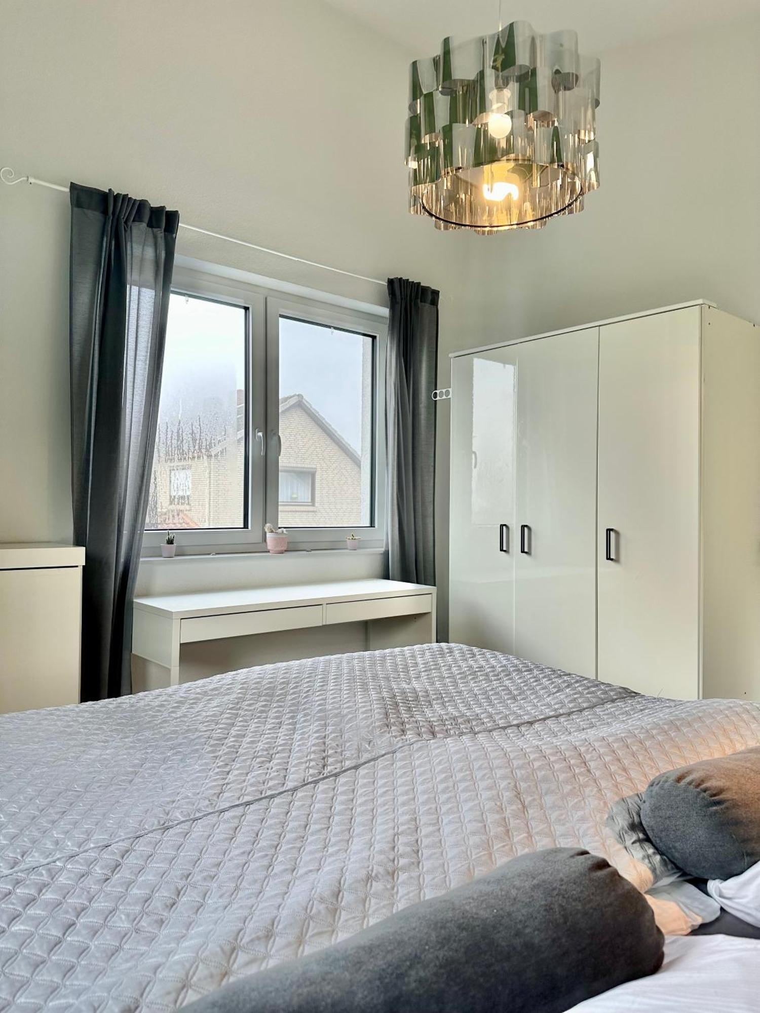 5ZKB Komfortables Haus Emma mit kleinem Garten und Stellplätzen in Süd-Oldenburg Exterior foto