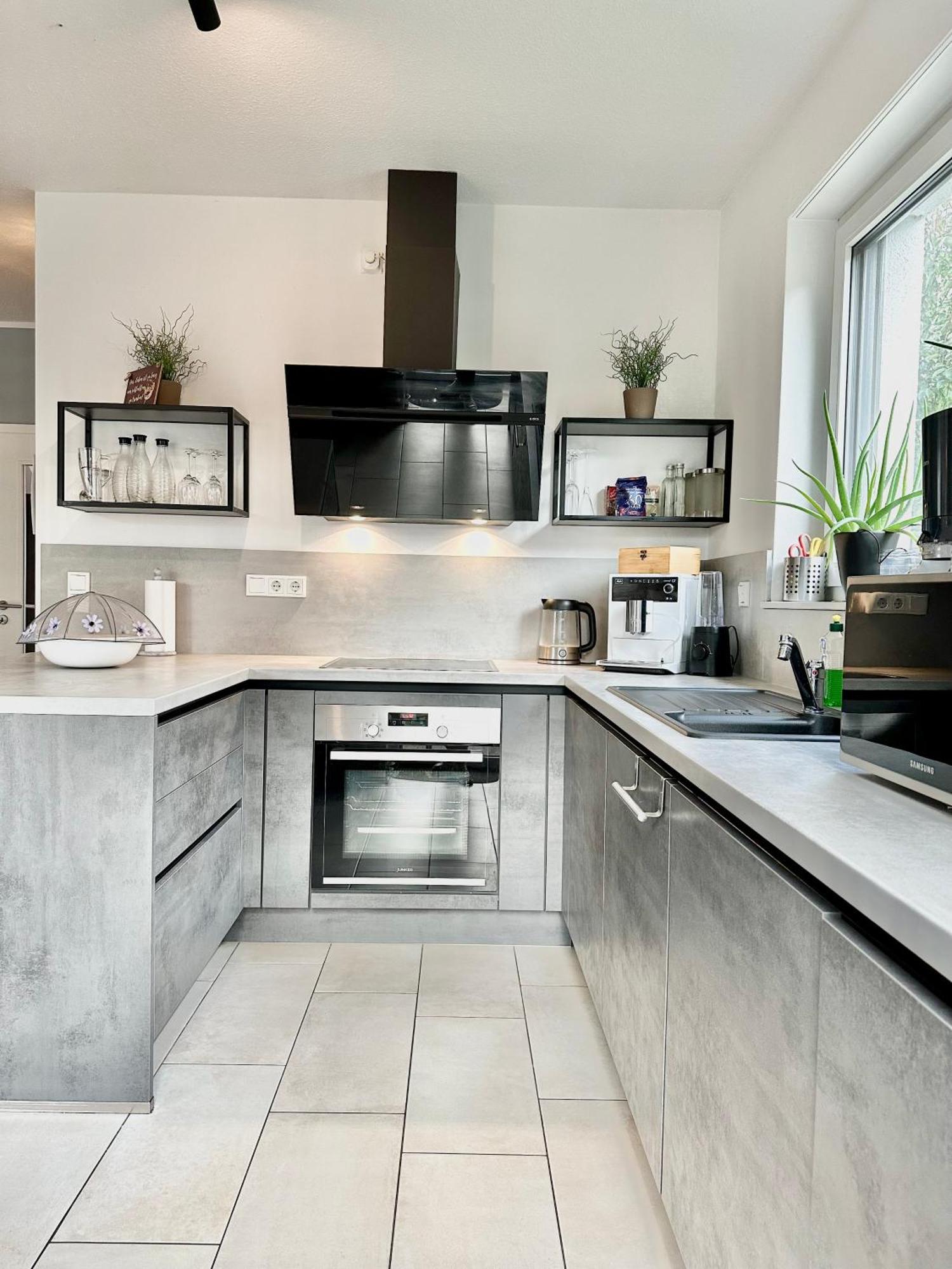 5ZKB Komfortables Haus Emma mit kleinem Garten und Stellplätzen in Süd-Oldenburg Exterior foto
