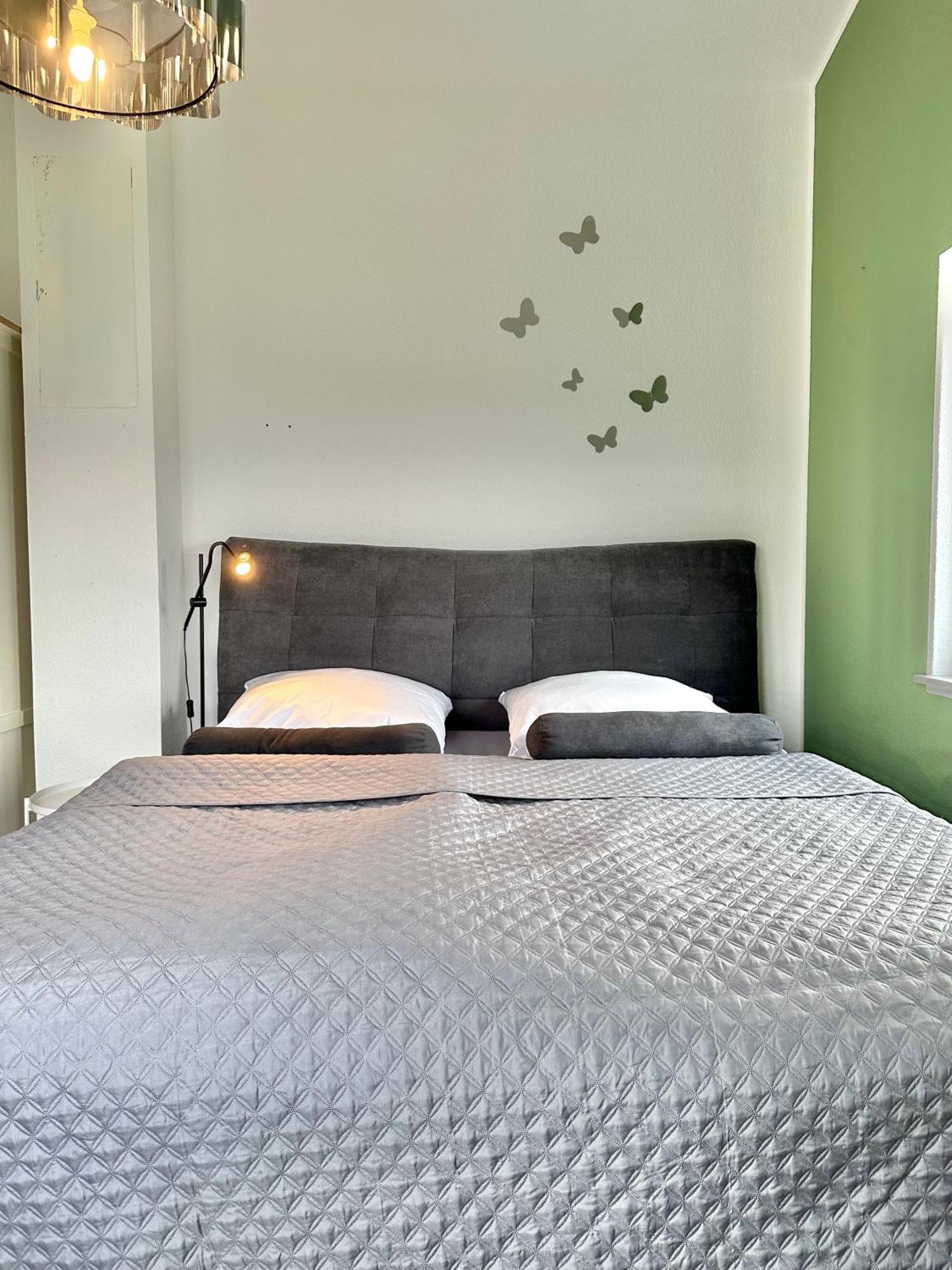5ZKB Komfortables Haus Emma mit kleinem Garten und Stellplätzen in Süd-Oldenburg Exterior foto