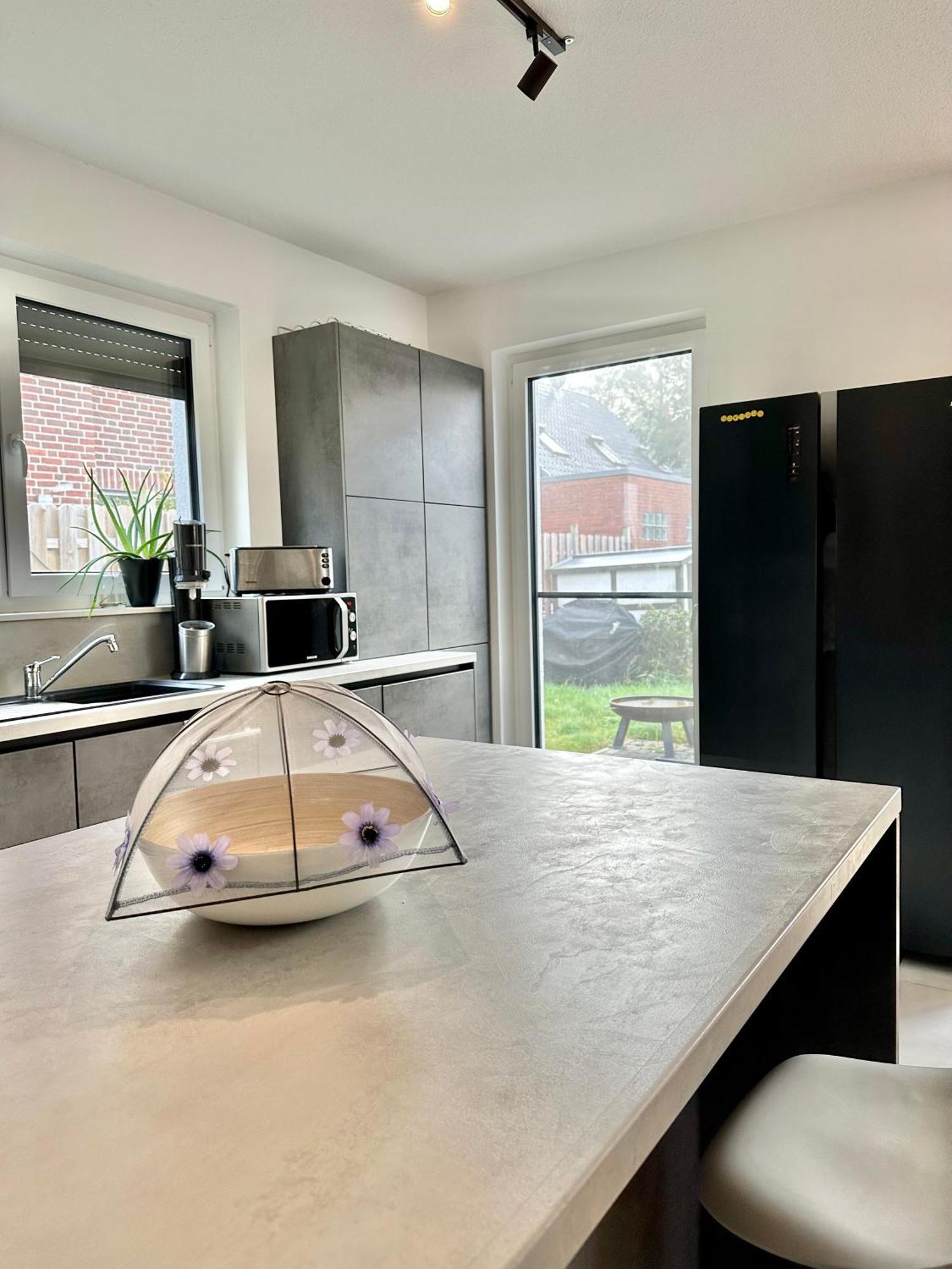 5ZKB Komfortables Haus Emma mit kleinem Garten und Stellplätzen in Süd-Oldenburg Exterior foto
